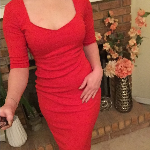 Dresses & Skirts - ☀️NWT gorgeous red form fitting dress